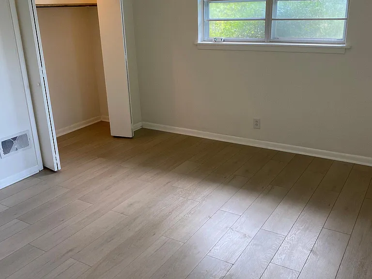 2500 W Elm St — Photo 11