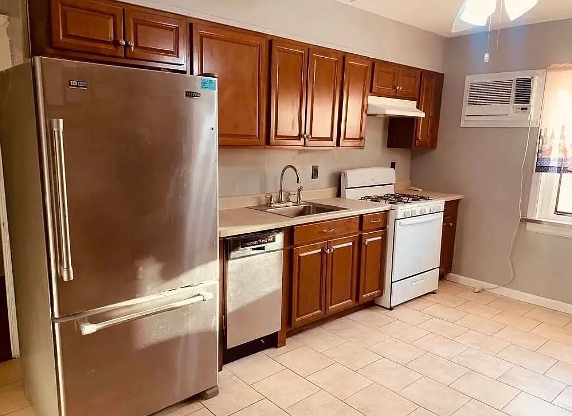 Building Photo - 20 E 34th St #2