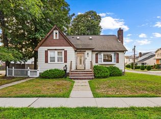 50 Manor Rd, Valley Stream, NY 11580