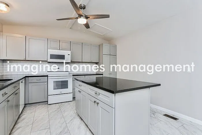 408 Willow Wood Ct — Photo 5