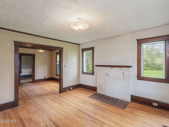 5th image of 3129 NE Pacific St