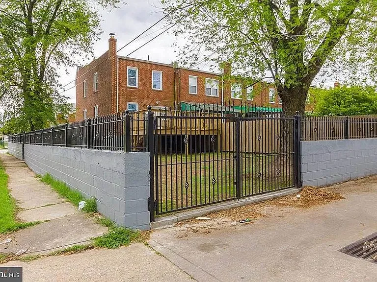 837 Tolna St — Photo 21