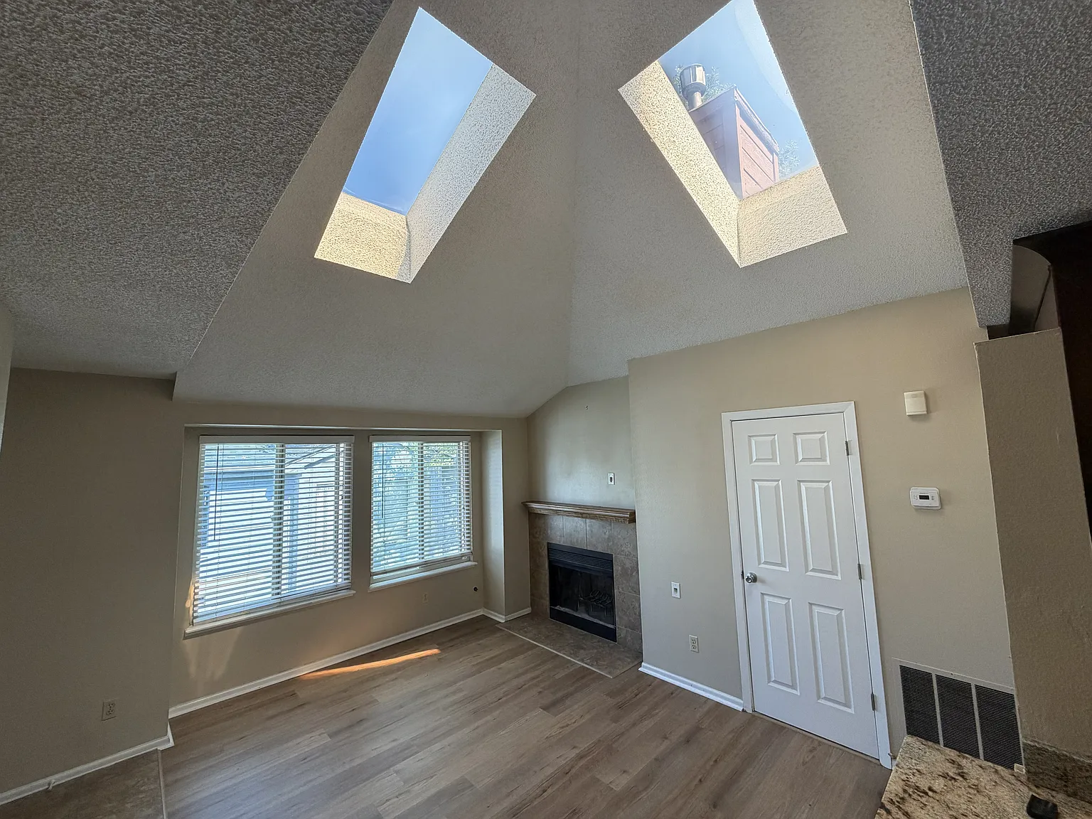 2 bed, 1000 sqft, $1,850 — Photo 2