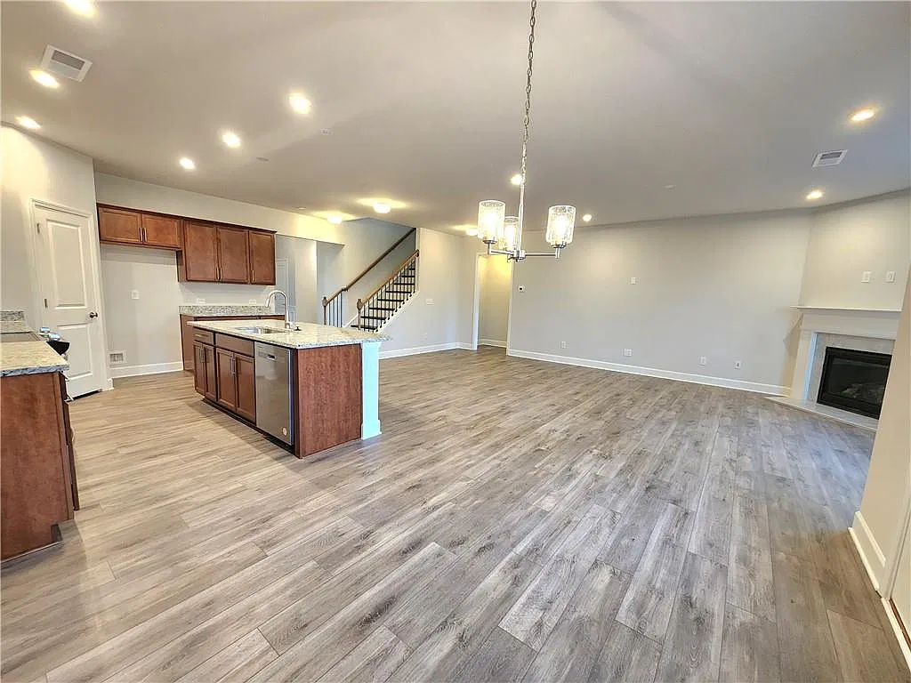 4 bed, 3.5 bath, 2751 sqft, $2,500 — Photo 4