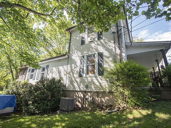 5th image of 618 E Main St NE
