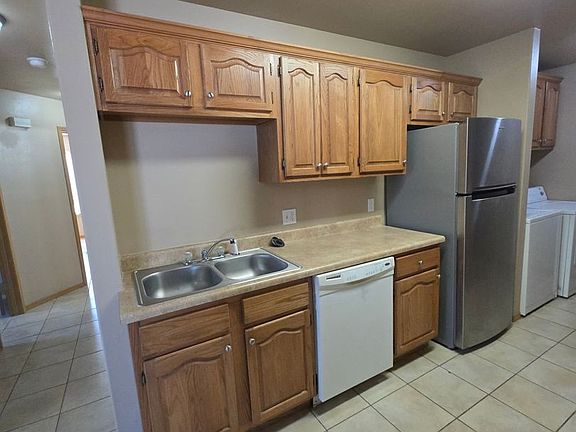 5th image of 805 W 12th St