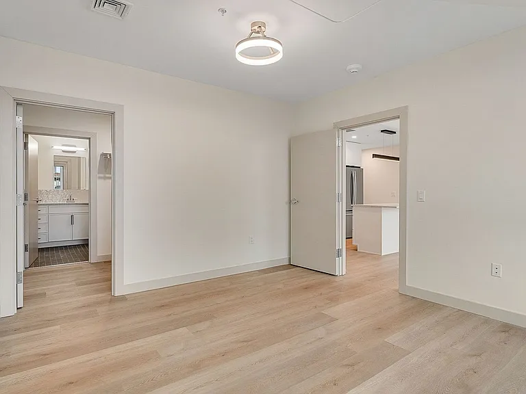 Bank Street Apartments at Burlington Square — Photo 25
