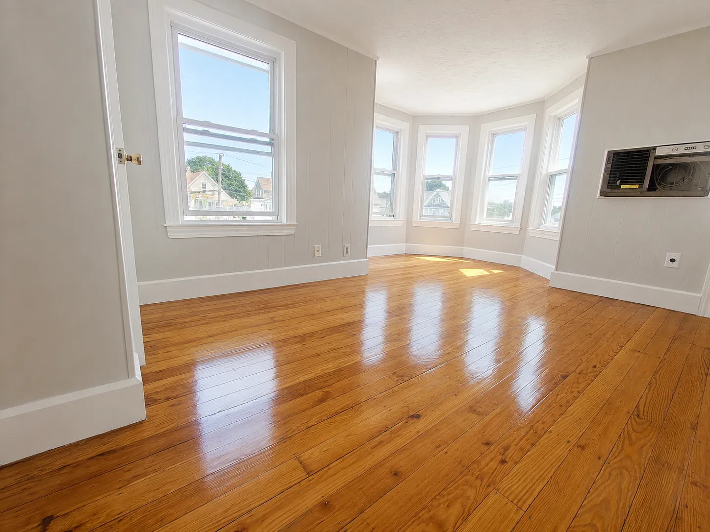 3 bed, 950 sqft, $2,700 — Photo 2