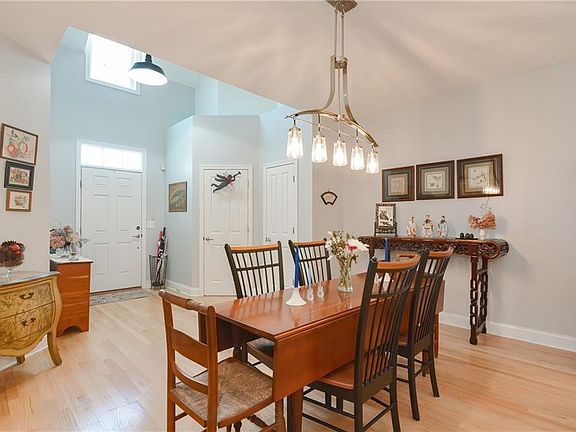 4th image of 30 Camden Ct