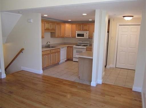 5th image of 878 Brockton Ave