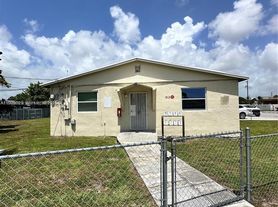 912 NW 9th Ave, Hallandale, FL
