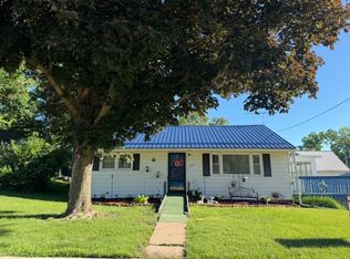 540 E Linn St, Coggon, IA 52218