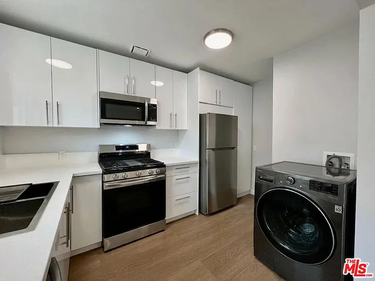 903 S Barrington Ave — Photo 14