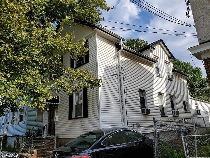 2nd image of 921 Chandler Ave