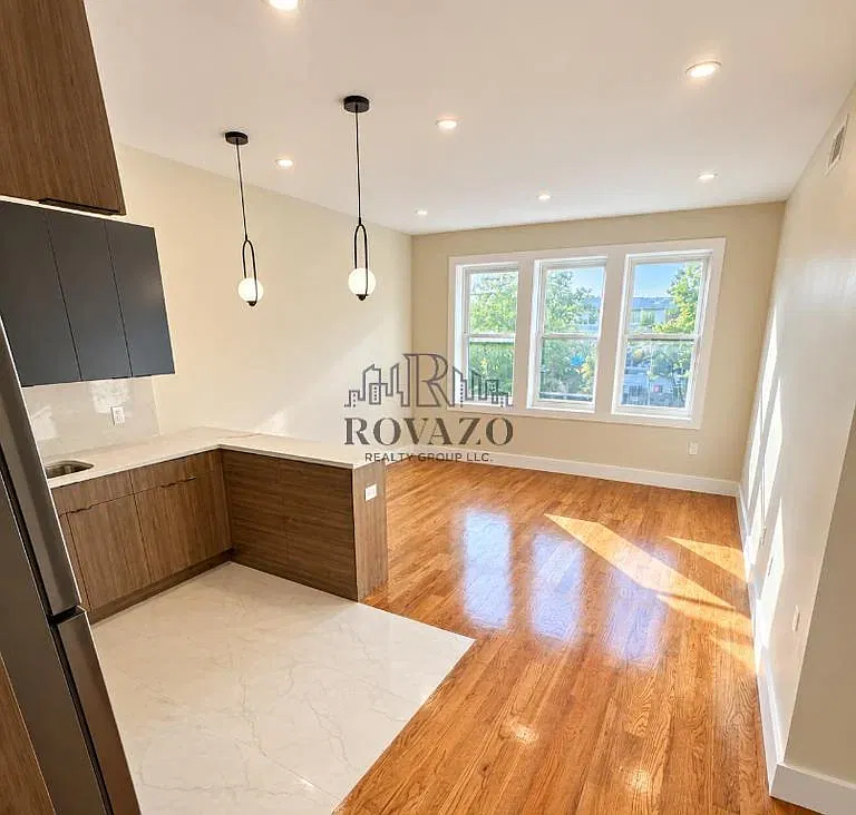 792 Broadway — Photo 2