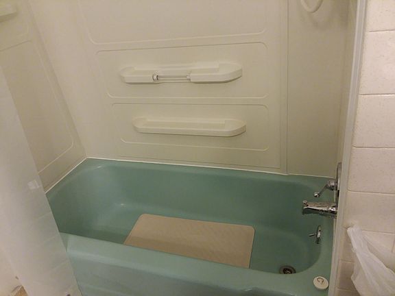 Upstairs hall bath/ shower
