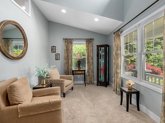 5th image of 421 Ashton Ct SE