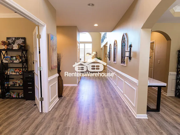 1900 Enfield Ct — Photo 2