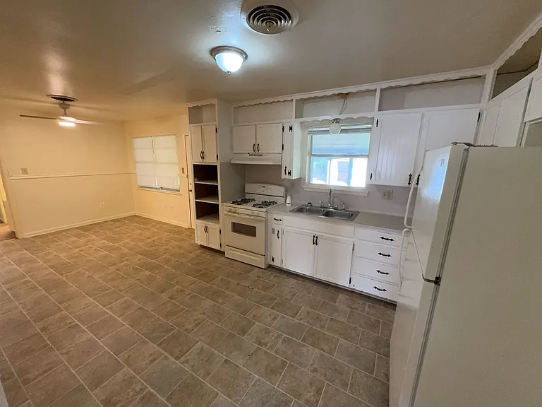 208 Oak St — Photo 7