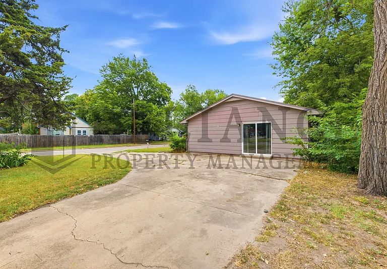 903 E Osie St — Photo 4