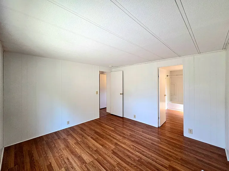 1529 NW Avon Ct — Photo 4