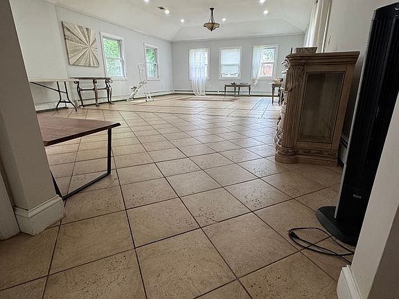 5th image of 1498 Kew Ave