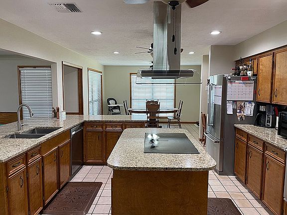 5th image of 2911 Hutchins Ln