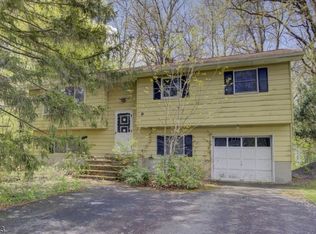 9 Stoneybrook Ln, Oak Ridge, NJ 07438