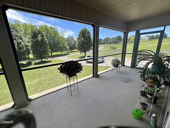 4th image of 2449 Oakview Ln