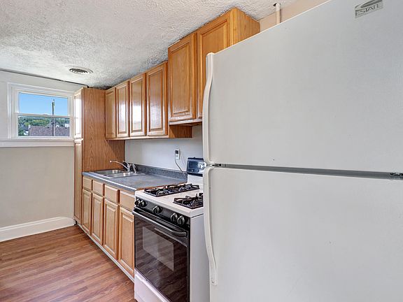 4th image of 206 3rd Ave