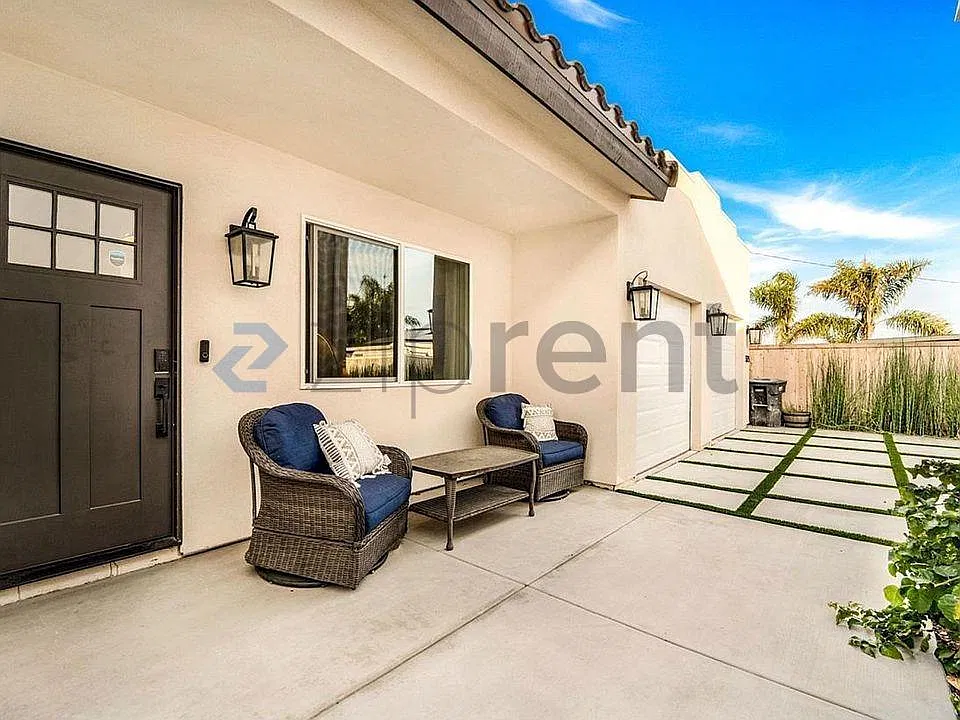 2 bed, 744 sqft, $3,075 — Photo 1
