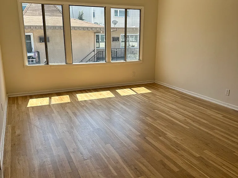 Rowena Ave — Photo 18