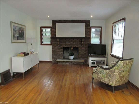 4th image of 615 S Firestone Blvd
