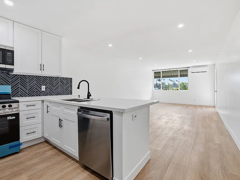 Encino Country Club Apartments — Photo 92