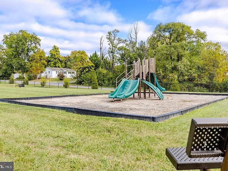 110 Charing Cross Dr — Photo 32