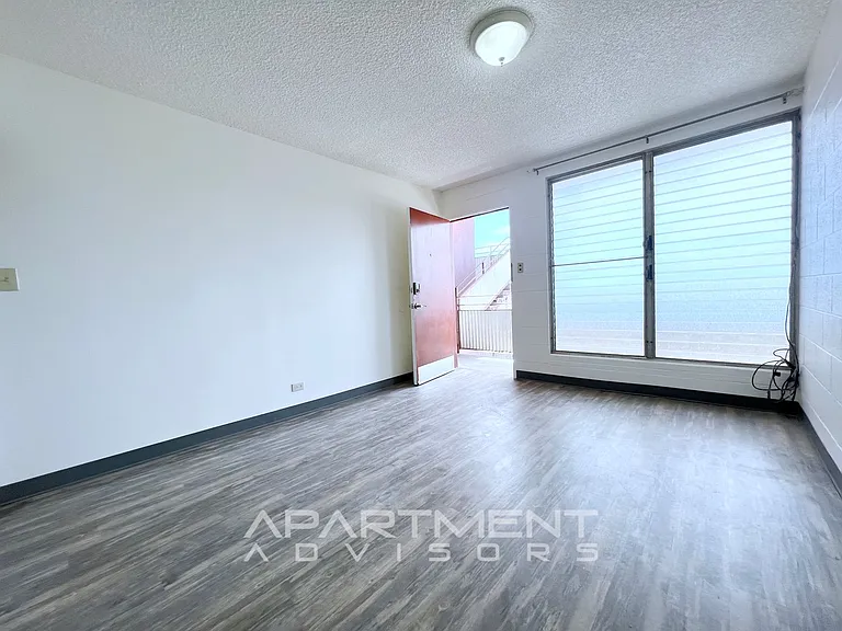 1218 N School St — Photo 4