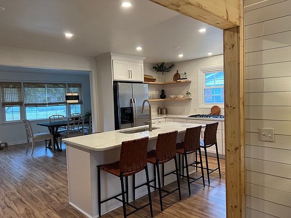 3rd image of 4766 Farmal St