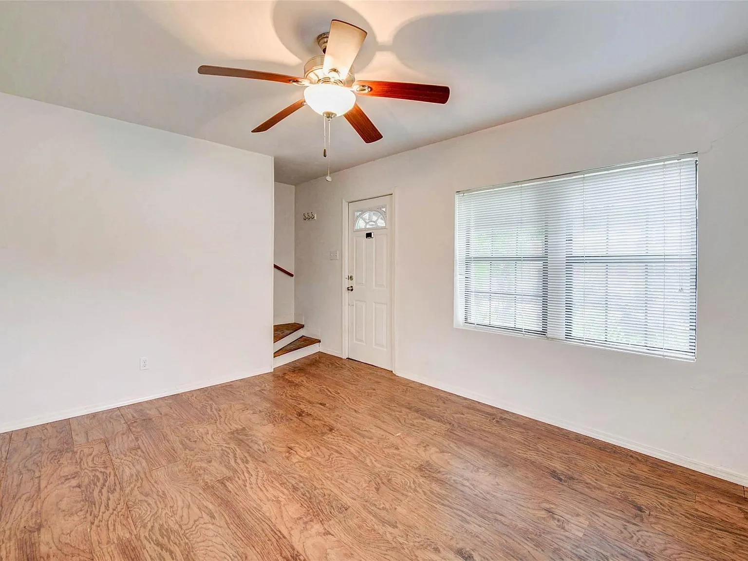 2 bed, 1.0 bath, 926 sqft, $1,350 — Photo 4