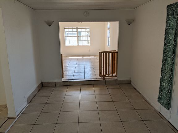 5th image of 2102 W Greenway Pl