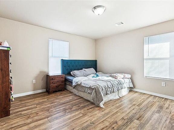5th image of 4651 Redwood St