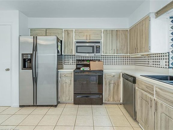 5th image of 332 Oak Knolls Cir