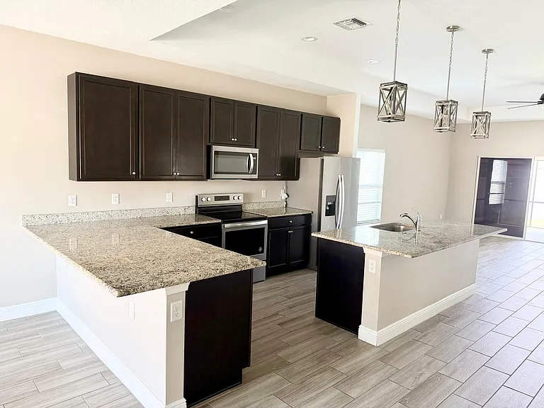 340 Palm Breezes Dr — Photo 9