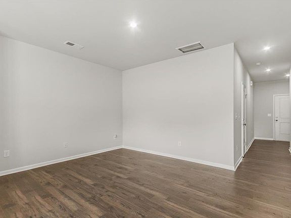 3rd image of 144 Randwick Ln