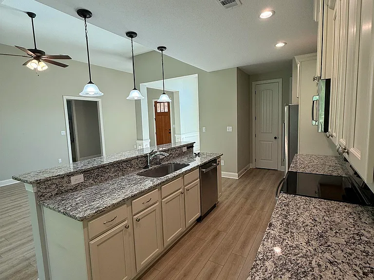 103 Hattie Ct — Photo 6