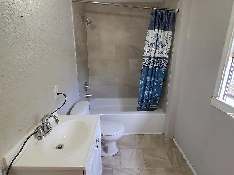 646 Glazebrook St #4 — Photo 9