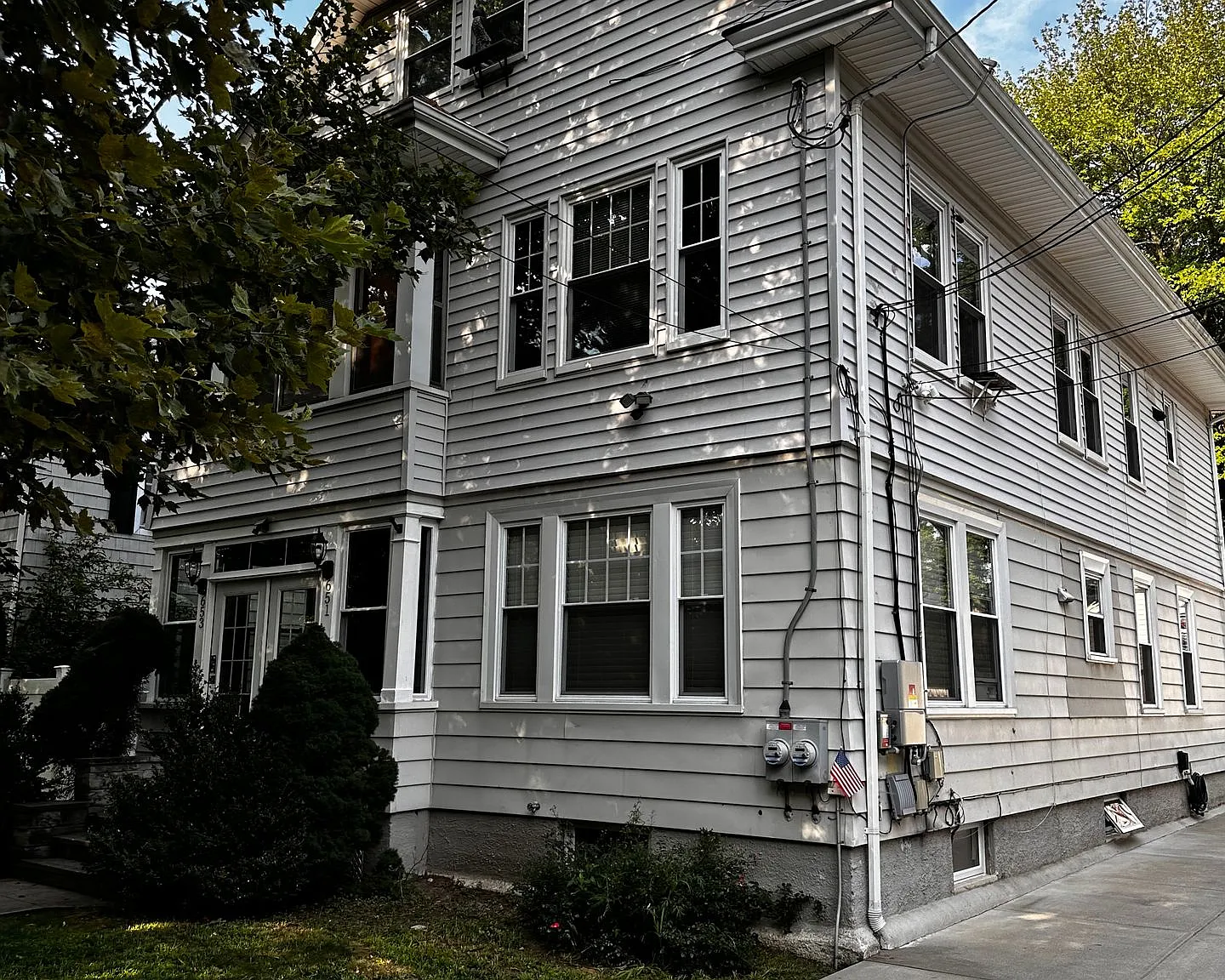 Beautiful two family home in Elmhurst — Photo 1