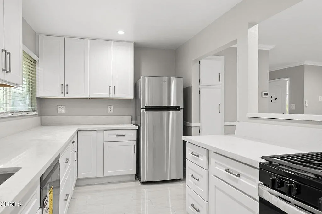 3 bed, 3.0 bath, 1650 sqft, $4,200 — Photo 4