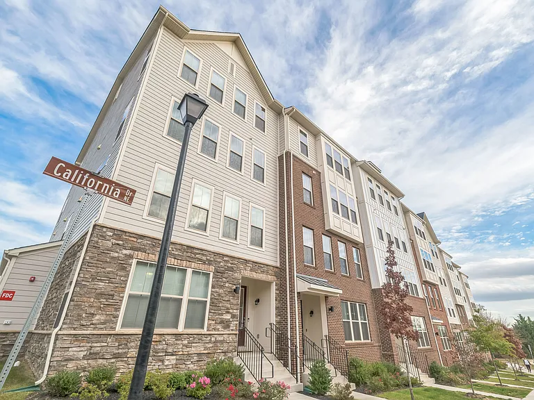 902 California Dr NE — Photo 18