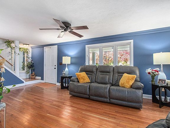 4th image of 609 W Eisenhower Dr