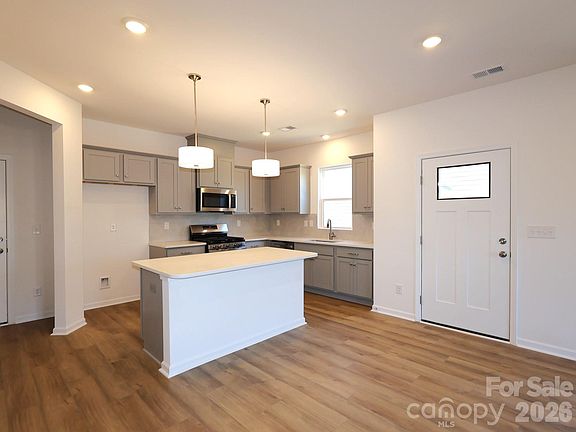 3rd image of 1142 Overbrook Pl
